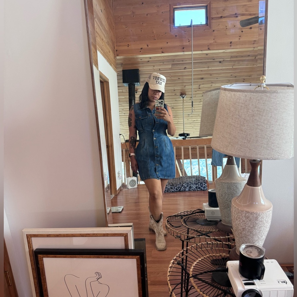 Buttoned sleeveless denim dress